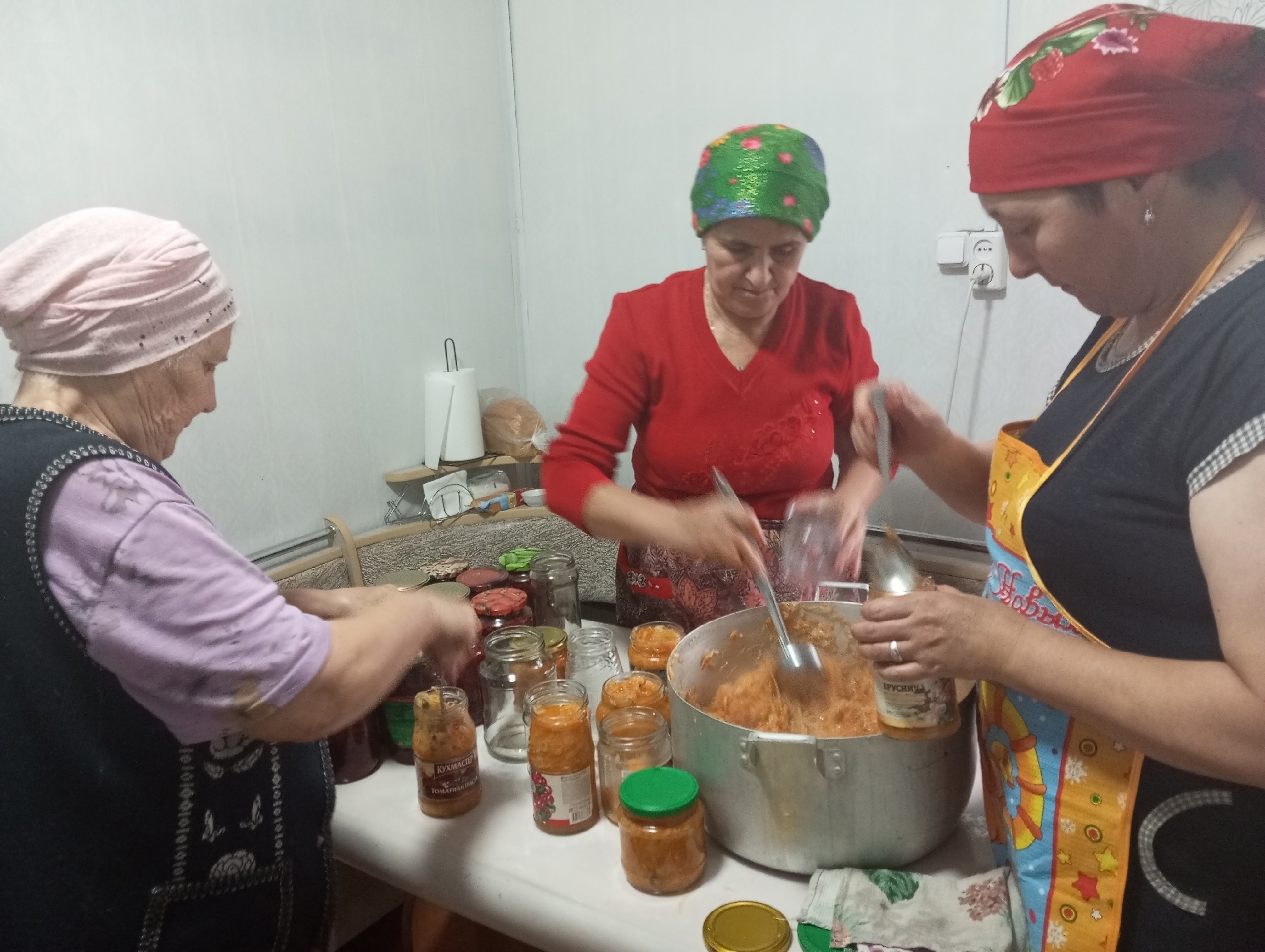 Әмир  ағинәйҙәре яугирҙарға борщ һәм солянка  әҙерләй