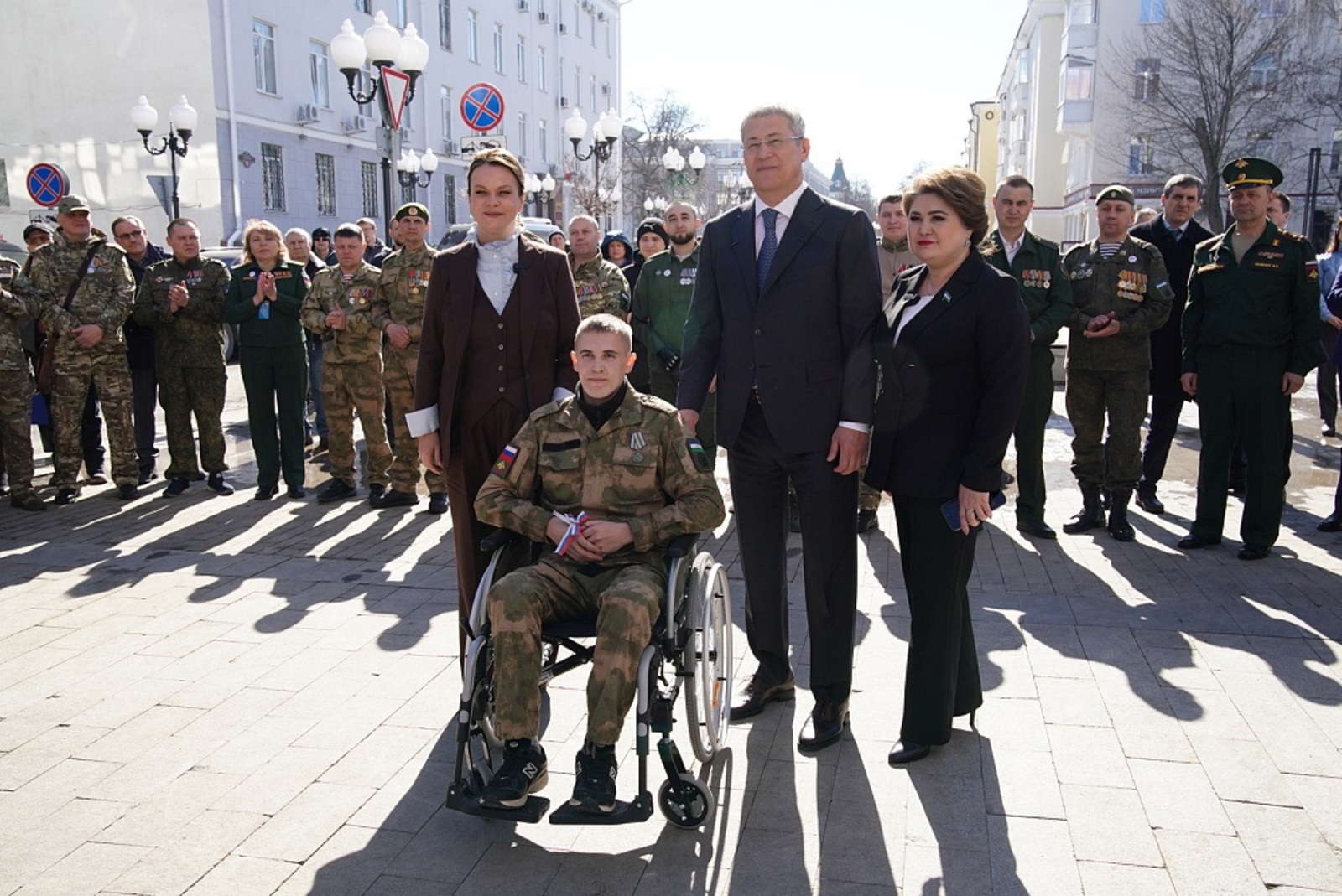 Радий Хәбиров һәм Анна Цивилева МХО ветерандарына автомобиль асҡыстарын тапшырҙы