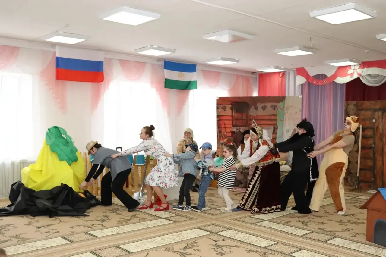 Ата-әсәләр балалар менән әкиәт сәхнәләштерә