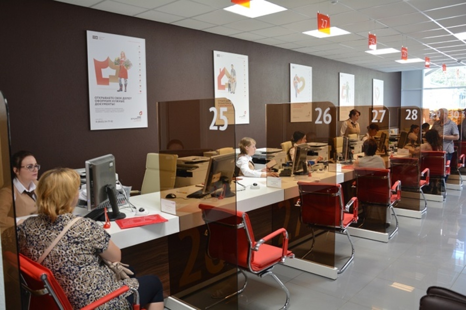 Меңләп кеше MAX мессенджерында Күп функциялы үҙәк чат-ботын файҙаланған