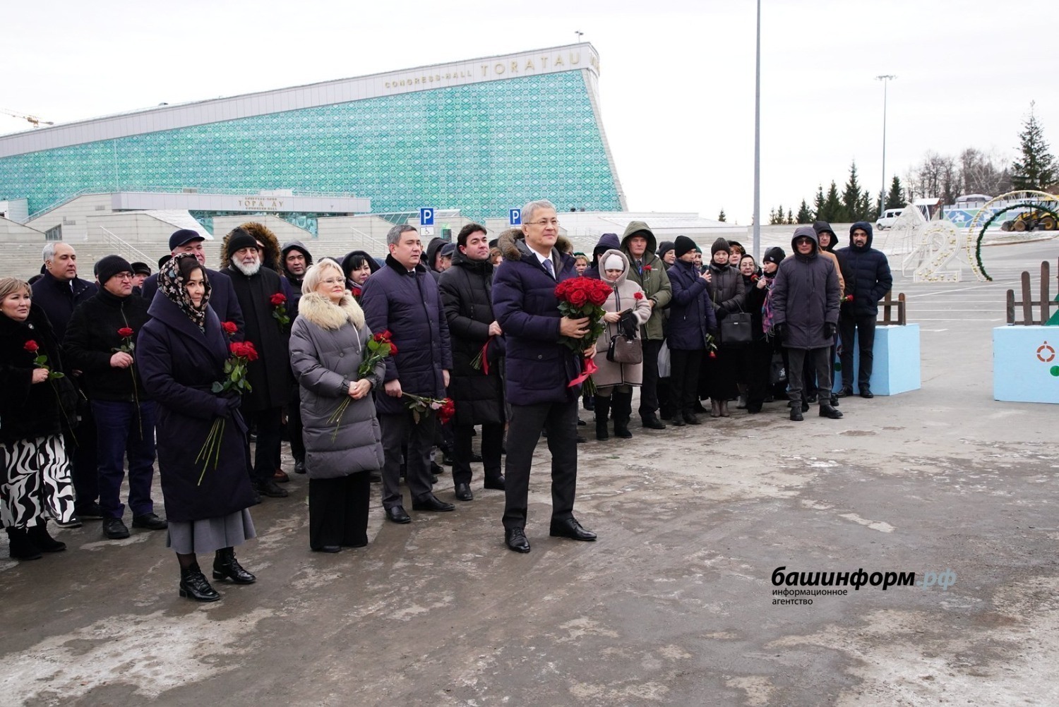 Радий Хәбиров  Бабич һәйкәленә сәскәләр һалды