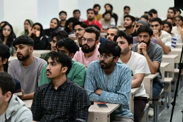 Радий Хабиров посетил общежитие БГМУ и пообщался со студентами из Индии