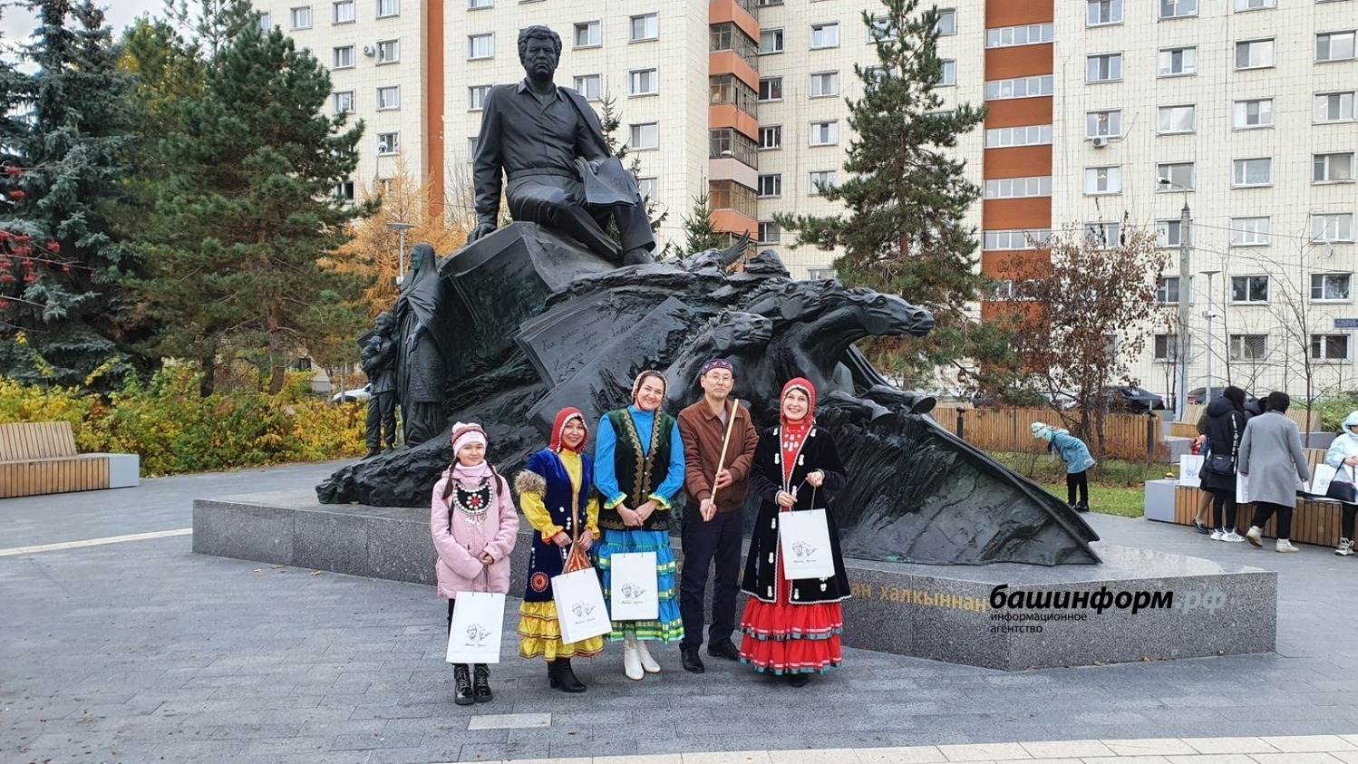 В Казани состоялся литературно-музыкальный флешмоб, посвященный Мустаю Кариму