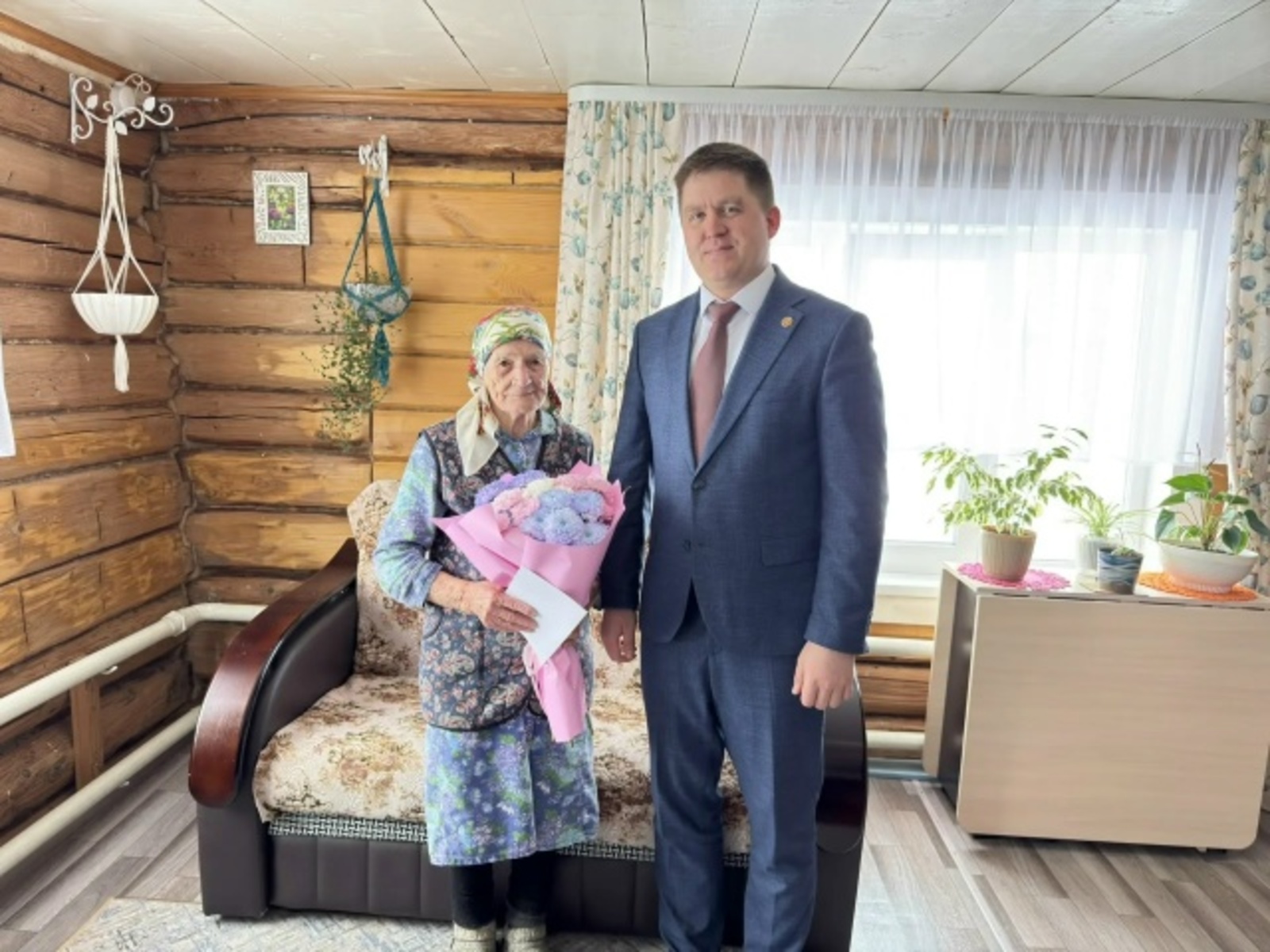 101 йәшлек Александра Степучеваны 8 Март менән ҡотланылар