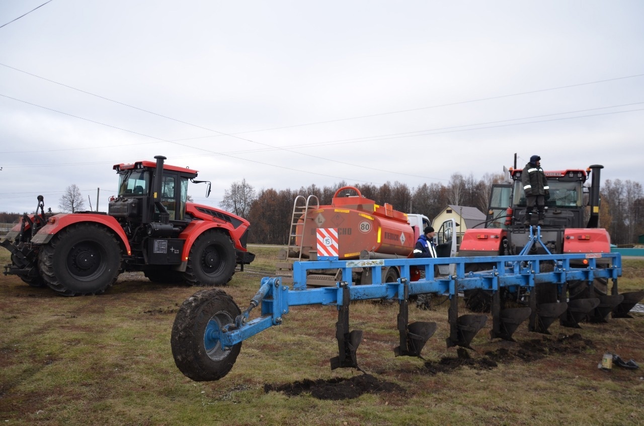 Новые энергонасыщенные тракторы приступили к зяблевой обработке залежных земель