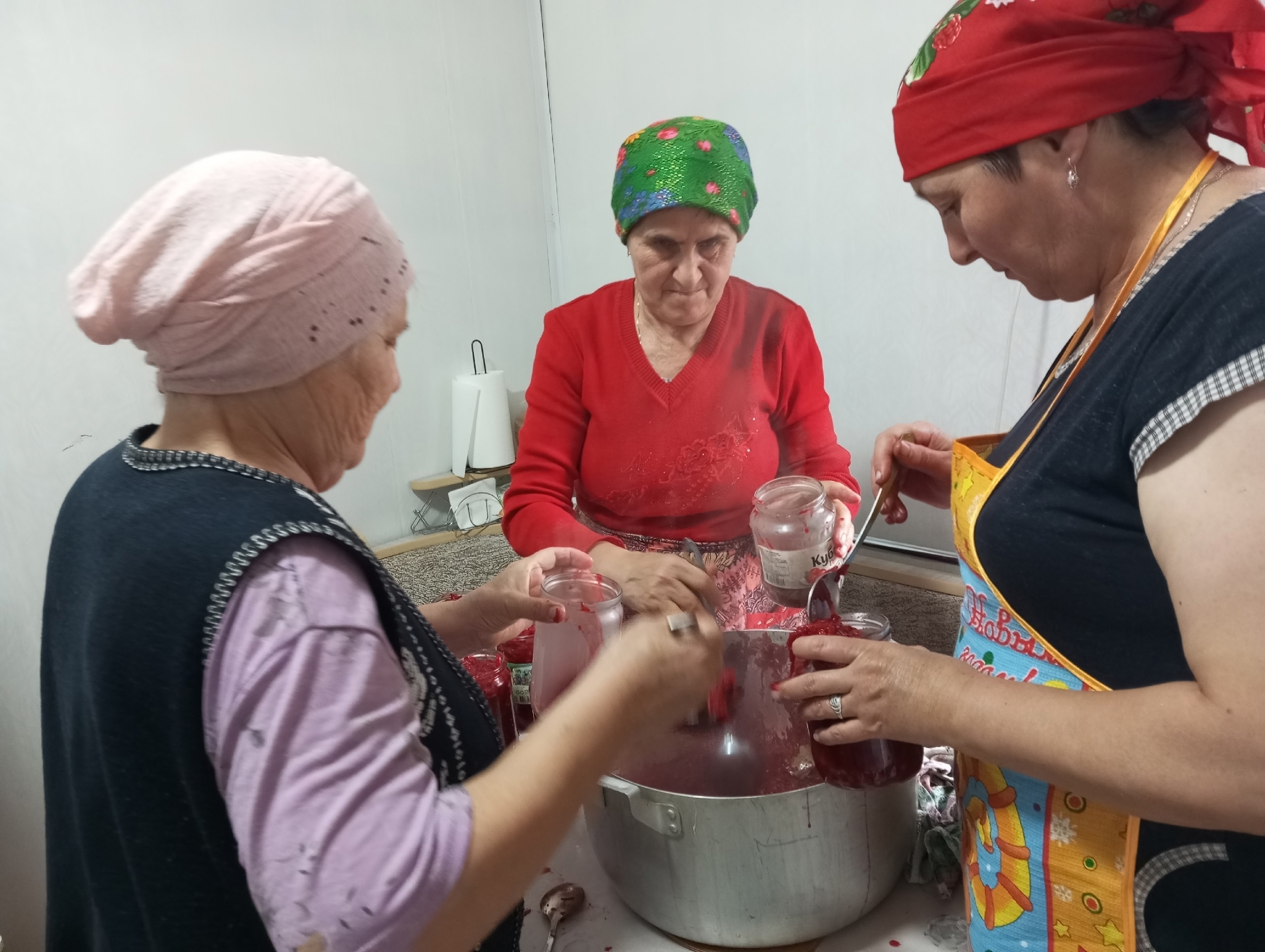 Әмир  ағинәйҙәре яугирҙарға борщ һәм солянка  әҙерләй