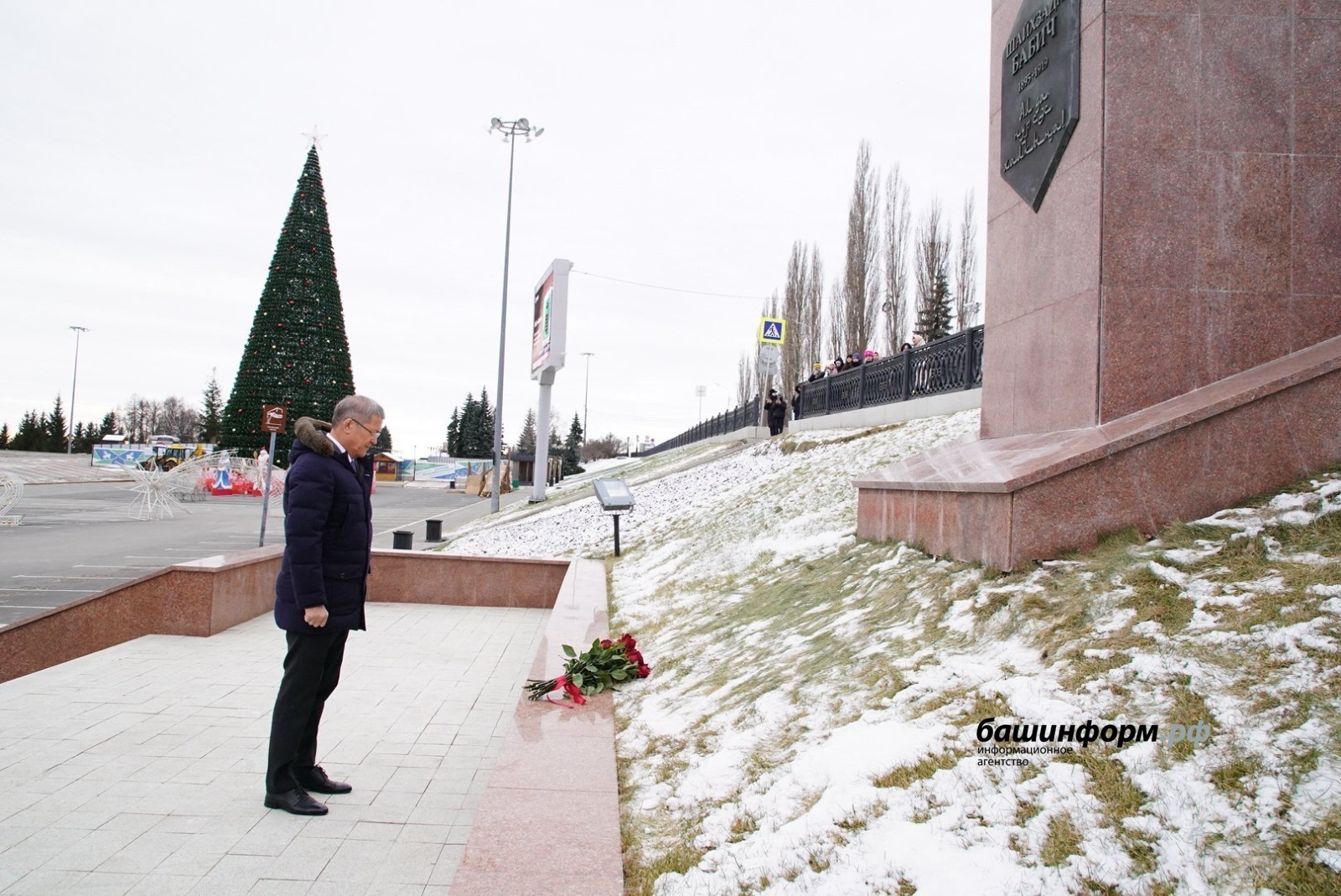 Радий Хәбиров  Бабич һәйкәленә сәскәләр һалды