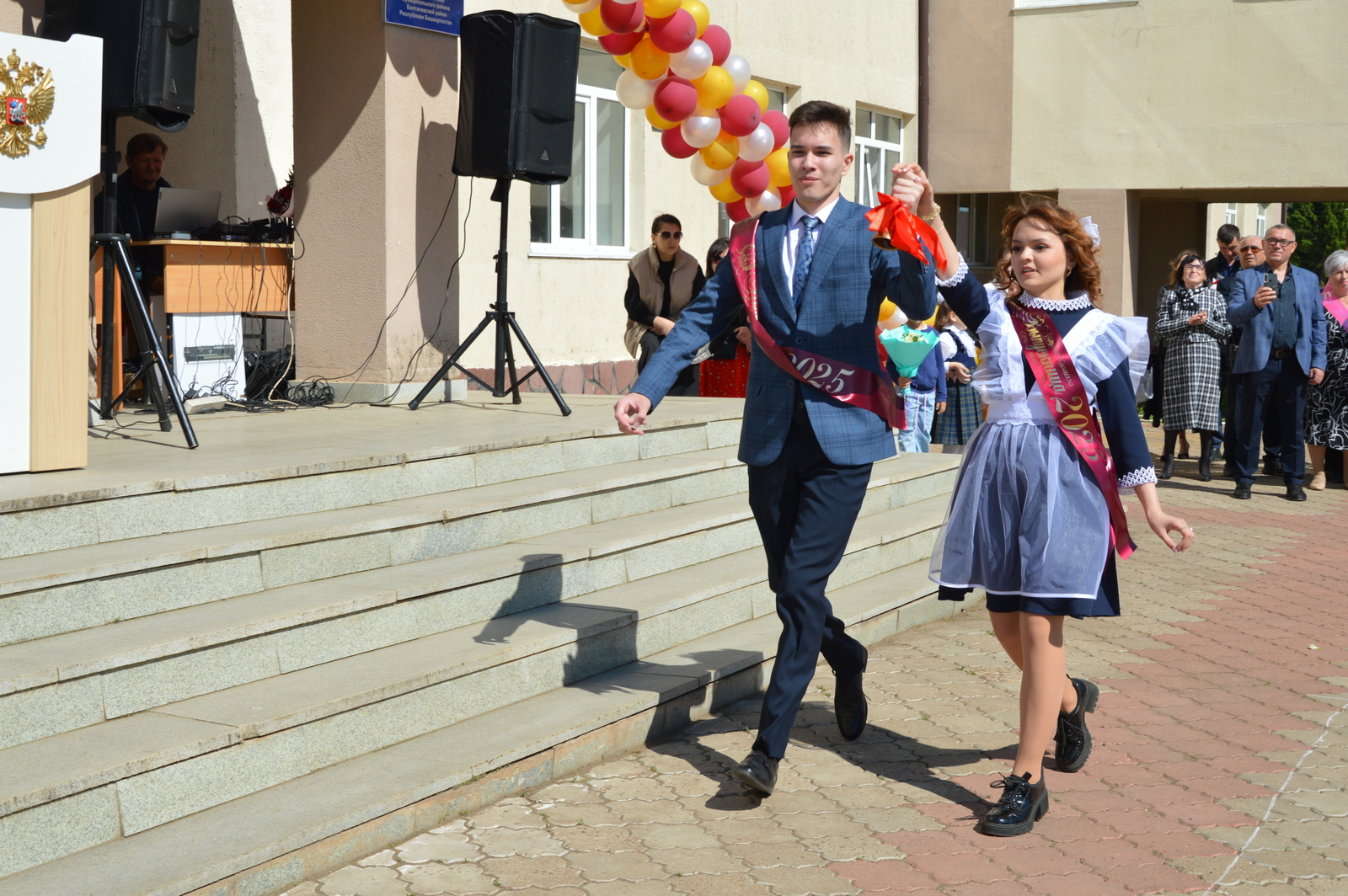 Аҡ юл һеҙгә, егеттәр һәм ҡыҙҙар!