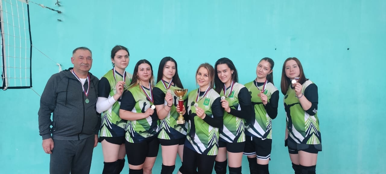 Асҡын волейболсылары һынатманы