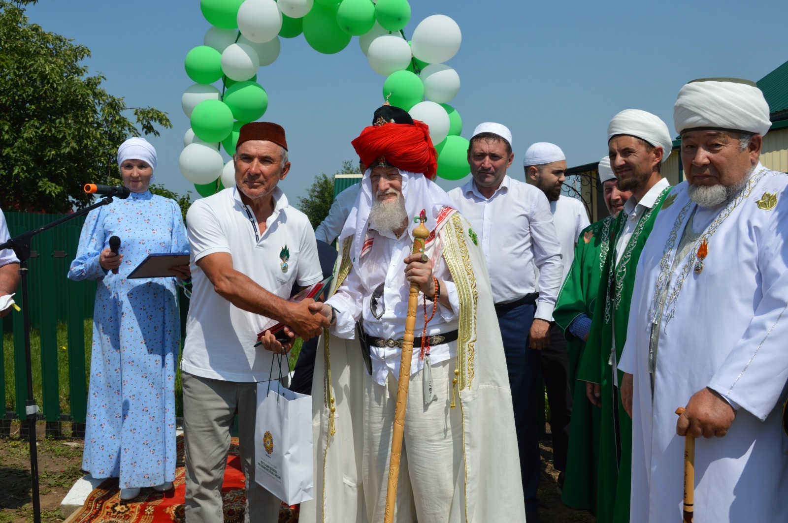 Рәсәй мосолмандары Үҙәк Диниә назараты рәйесе, Рәсәйҙең юғары мөфтөйө Тәлғәт Тажетдин мәсет төҙөүҙә ҙур тырышлыҡ һалғандарҙы тәбрикләне.