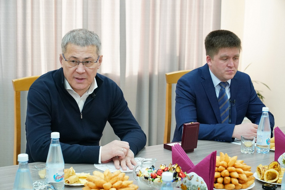 Радий Хабиров передал семьям погибших участников СВО из Аскинского района ордена генерала Шаймуратова