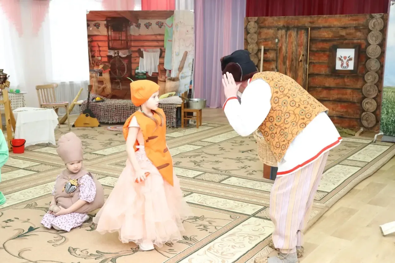 Ата-әсәләр балалар менән әкиәт сәхнәләштерә