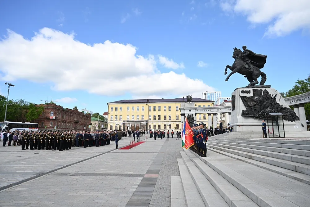 Радий Хәбиров Миңлеғәле Шайморатов һәйкәленә сәскә һалды
