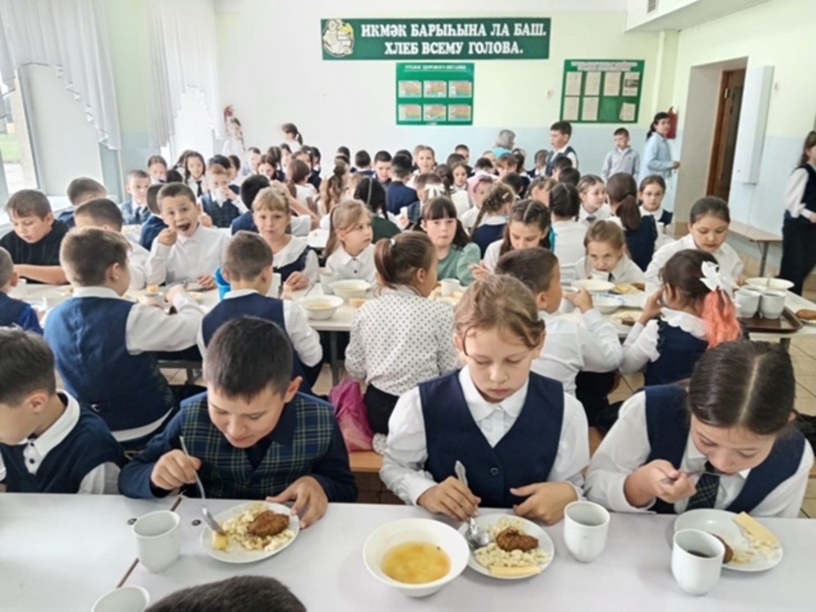 Балалар мәктәптә тәмле ризыҡтар менән туҡлана