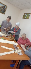 В Магинском сельском клубе Караидельского района Башкортостана обучают плетению импровизированных лаптей