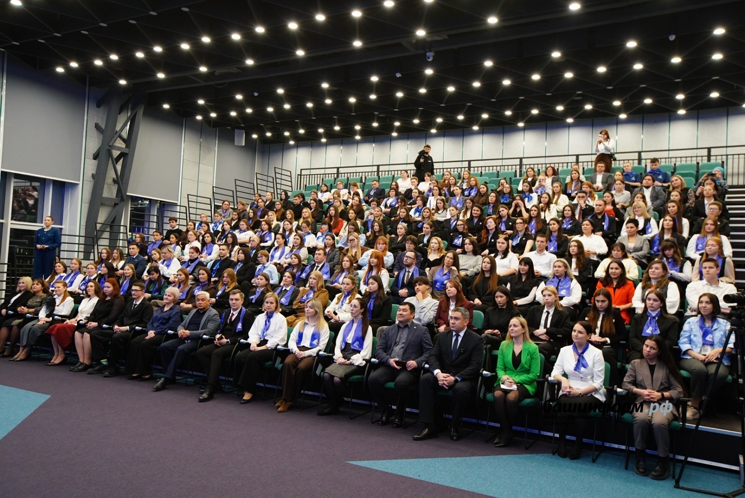 Радий Хәбиров «Мин – киләсәк педагогы» слетында ҡатнашыусылар менән осрашты