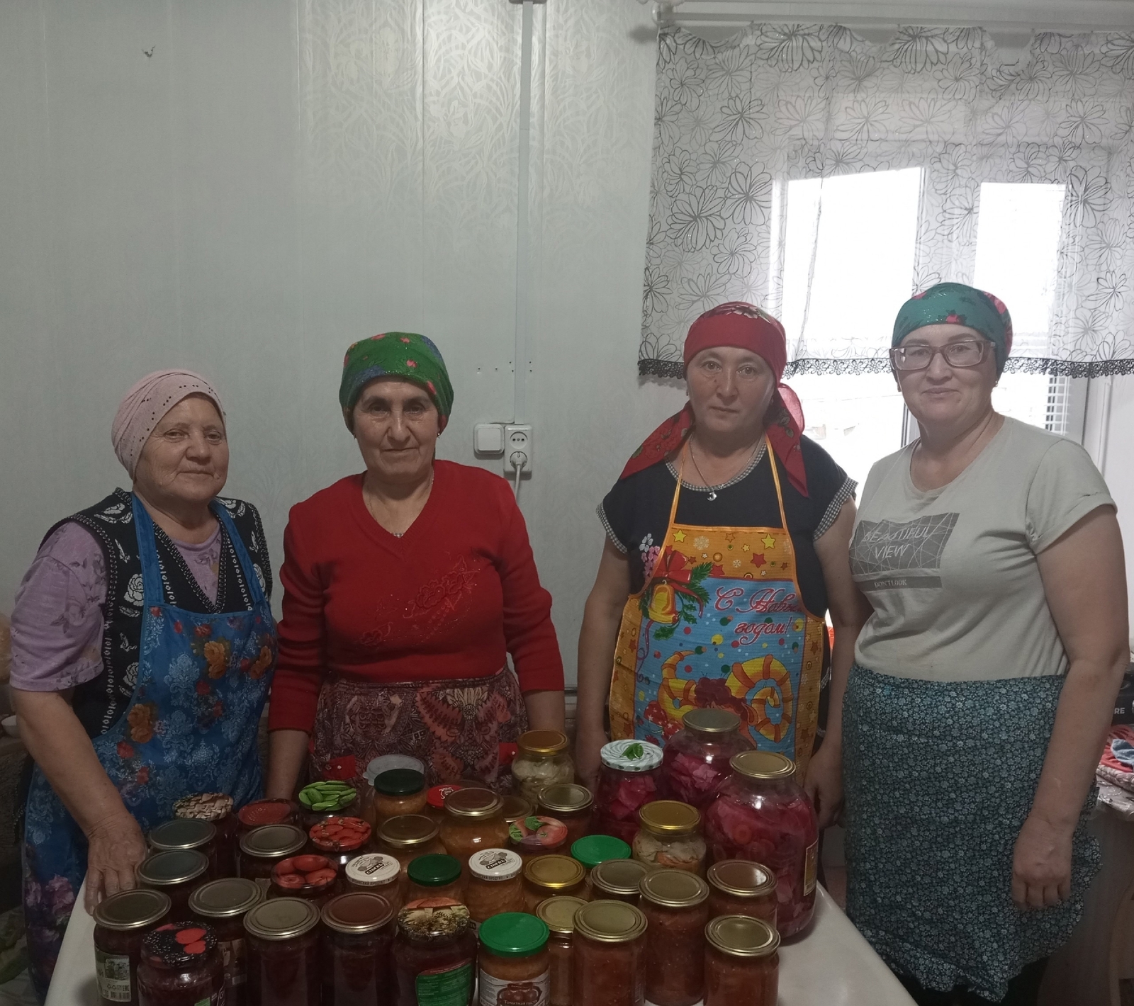 Әмир  ағинәйҙәре яугирҙарға борщ һәм солянка  әҙерләй