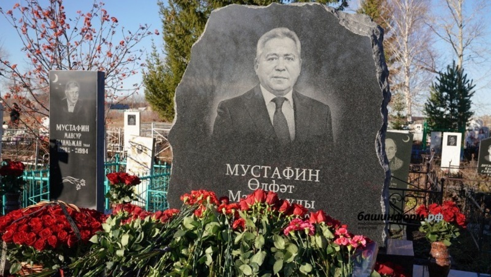 В Башкирии открыли памятник мэру Уфы Ульфату Мустафину