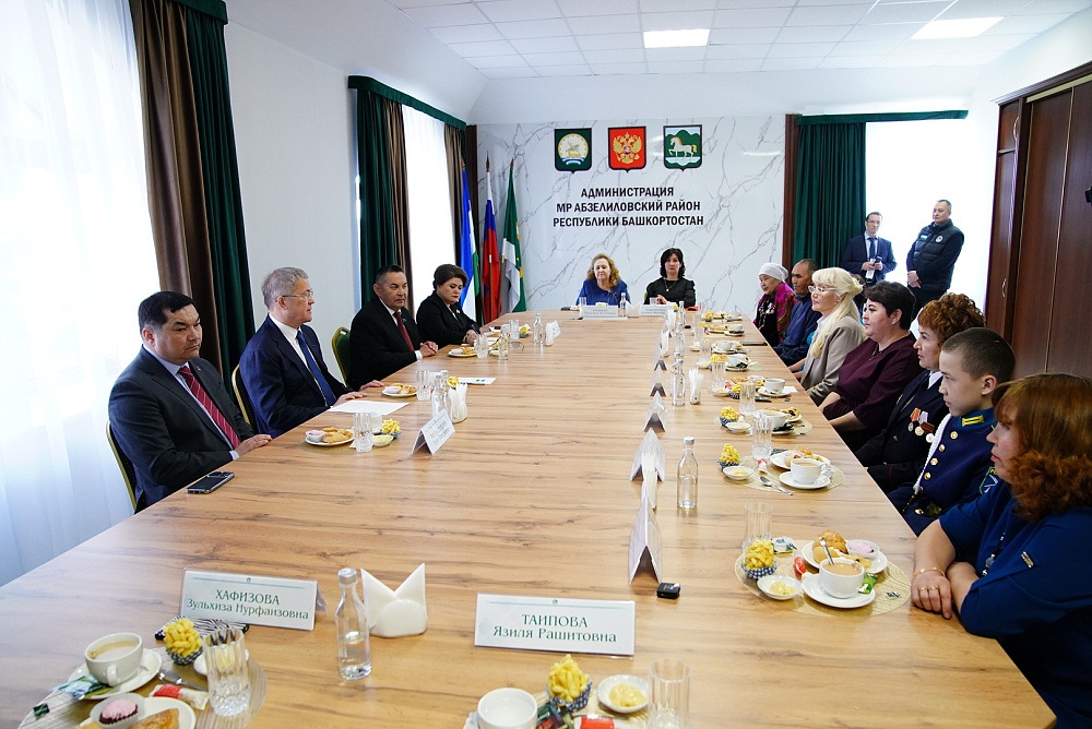 Радий Хәбиров яугирҙарҙың туғандары менән осрашты