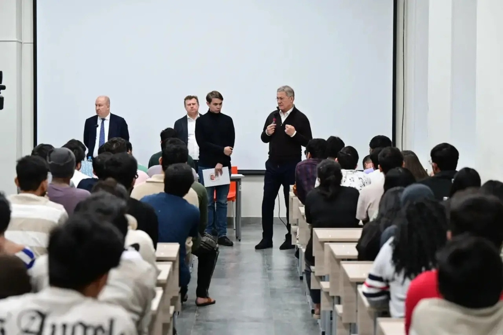 Радий Хабиров посетил общежитие БГМУ и пообщался со студентами из Индии