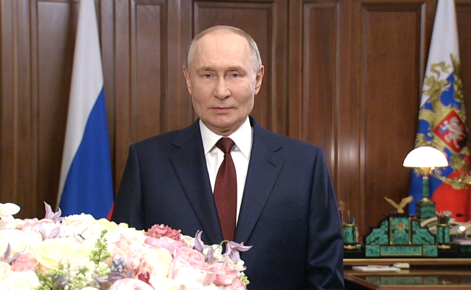 Владимир Путин Рәсәй ҡатын-ҡыҙҙарын 8 Март менән ҡотланы