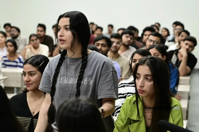 Радий Хабиров посетил общежитие БГМУ и пообщался со студентами из Индии