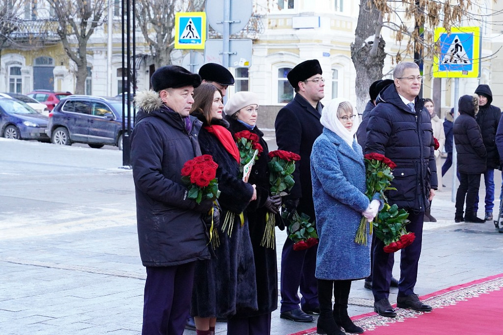 В День башкирского языка Радий Хабиров возложил цветы к памятнику Мифтахетдину Акмулле