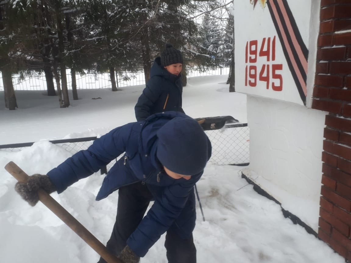 Волонтеры Мишкинского района приводят в порядок памятники и обелиски участникам Великой Отечественной войны
