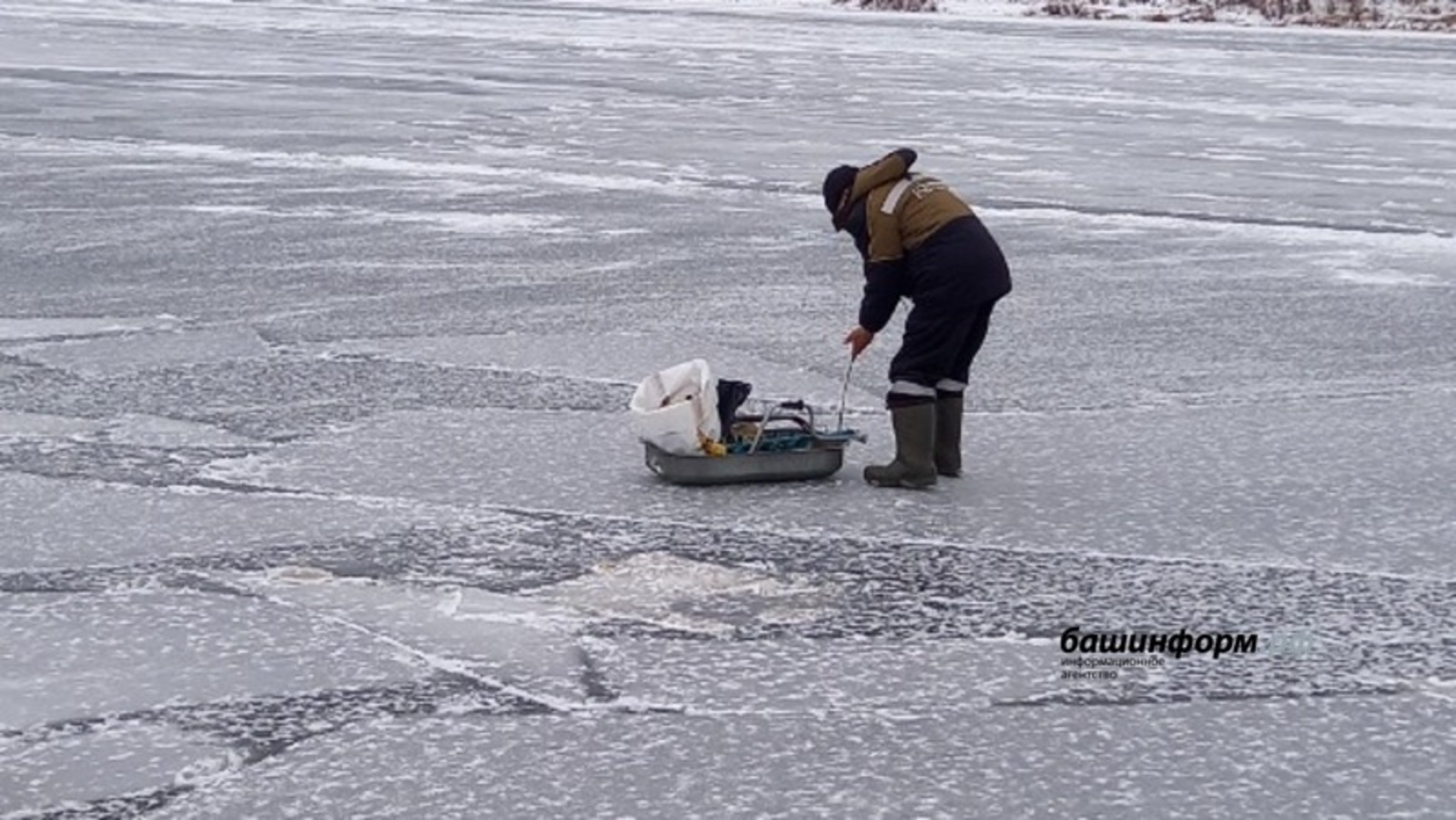 Спасатели бьют тревогу: в Башкирии рыбаки, рискуя жизнями, выходят на лед