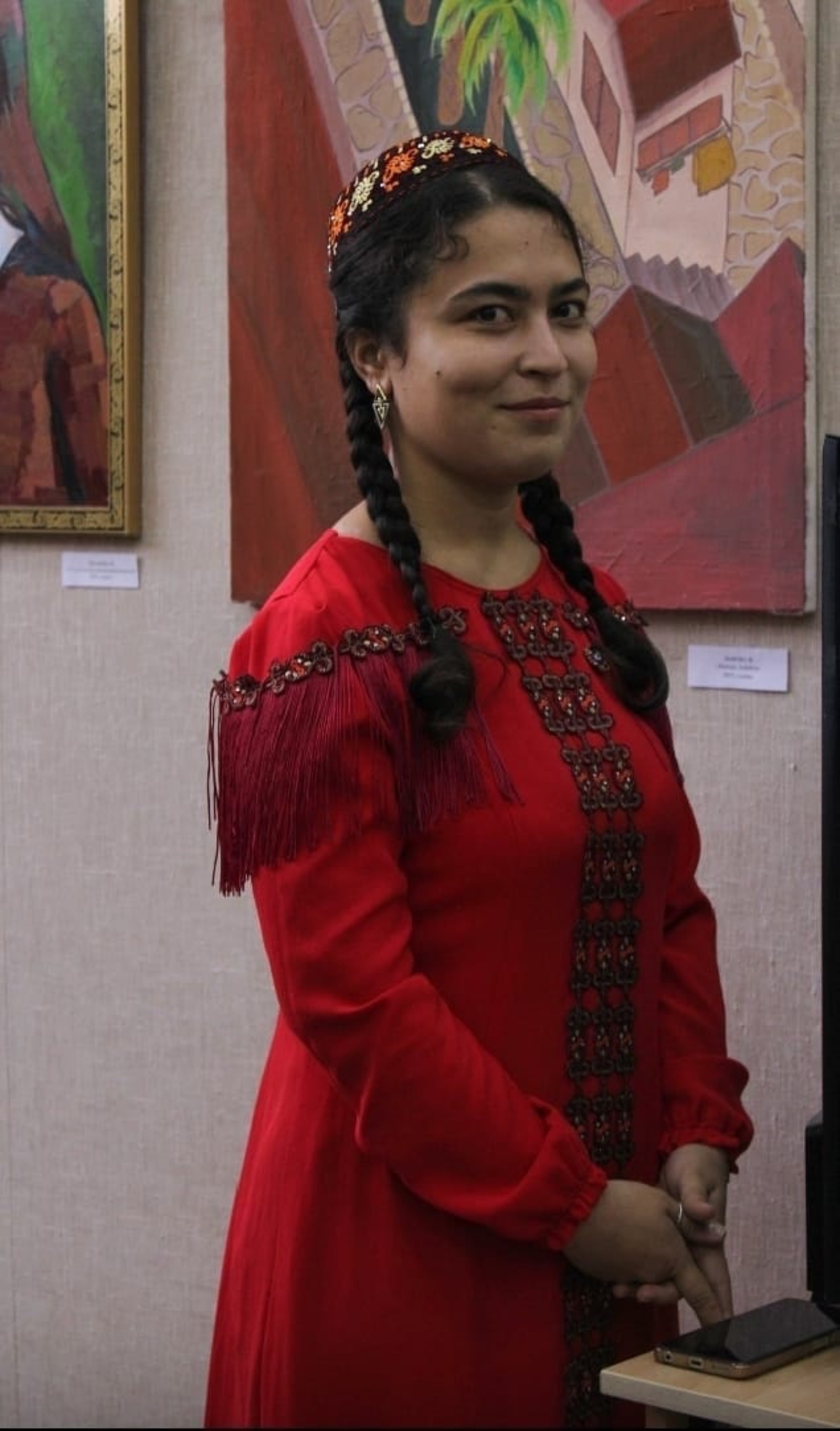 Төркмән ҡыҙы тырышлығы менән һоҡландыра