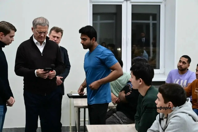 Радий Хабиров посетил общежитие БГМУ и пообщался со студентами из Индии