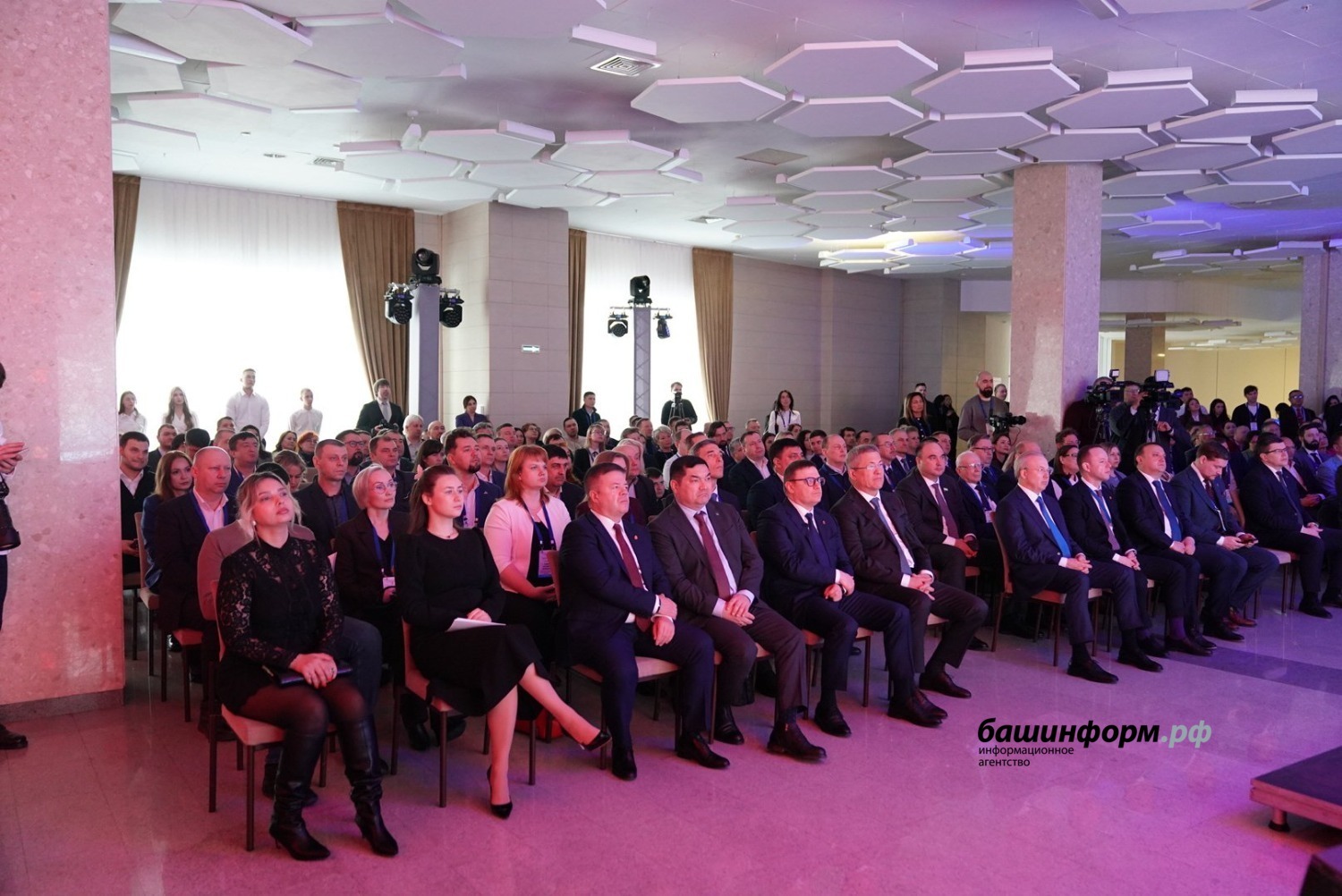Өфөлә Башҡортостан һәм Силәбе өлкәһенең бизнес-форумы үтә