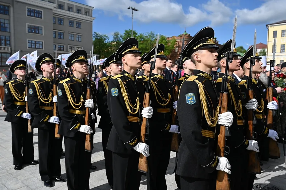 Радий Хәбиров Миңлеғәле Шайморатов һәйкәленә сәскә һалды