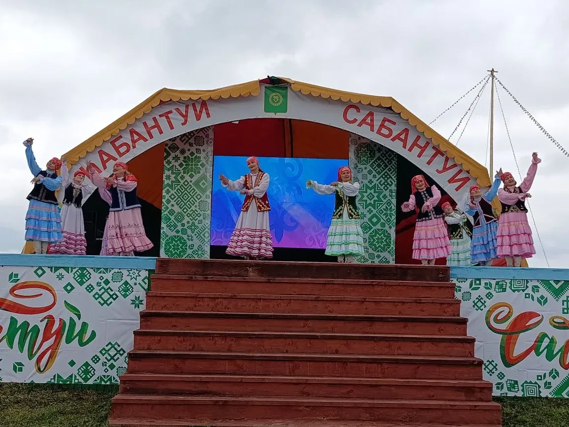 Һабантуйҙың концерт программаһы йыр-бейеү байрамына әүерелде