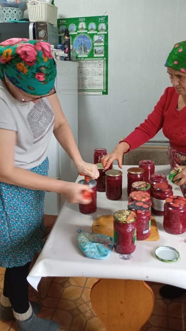 Әмир  ағинәйҙәре яугирҙарға борщ һәм солянка  әҙерләй