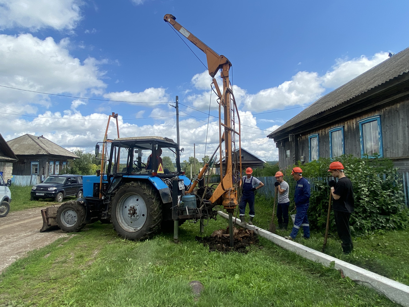 В селах и деревнях обновляют электросети