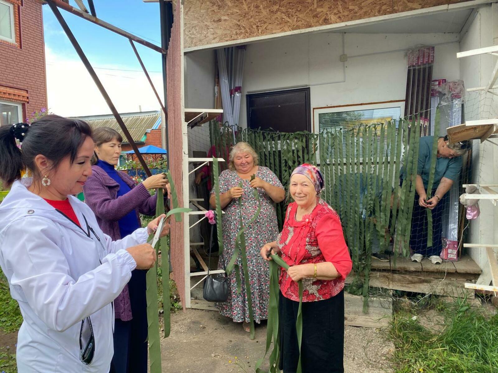 Коллектив редакции совместно с Халисой Ганиятовой сплел маскировочные сети