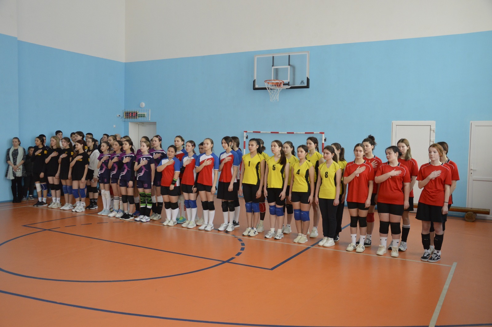 В Караярской СОШ Караидельского района  состоялся волейбольный турнир  на кубок предпринимателя И.Гиндуллина
