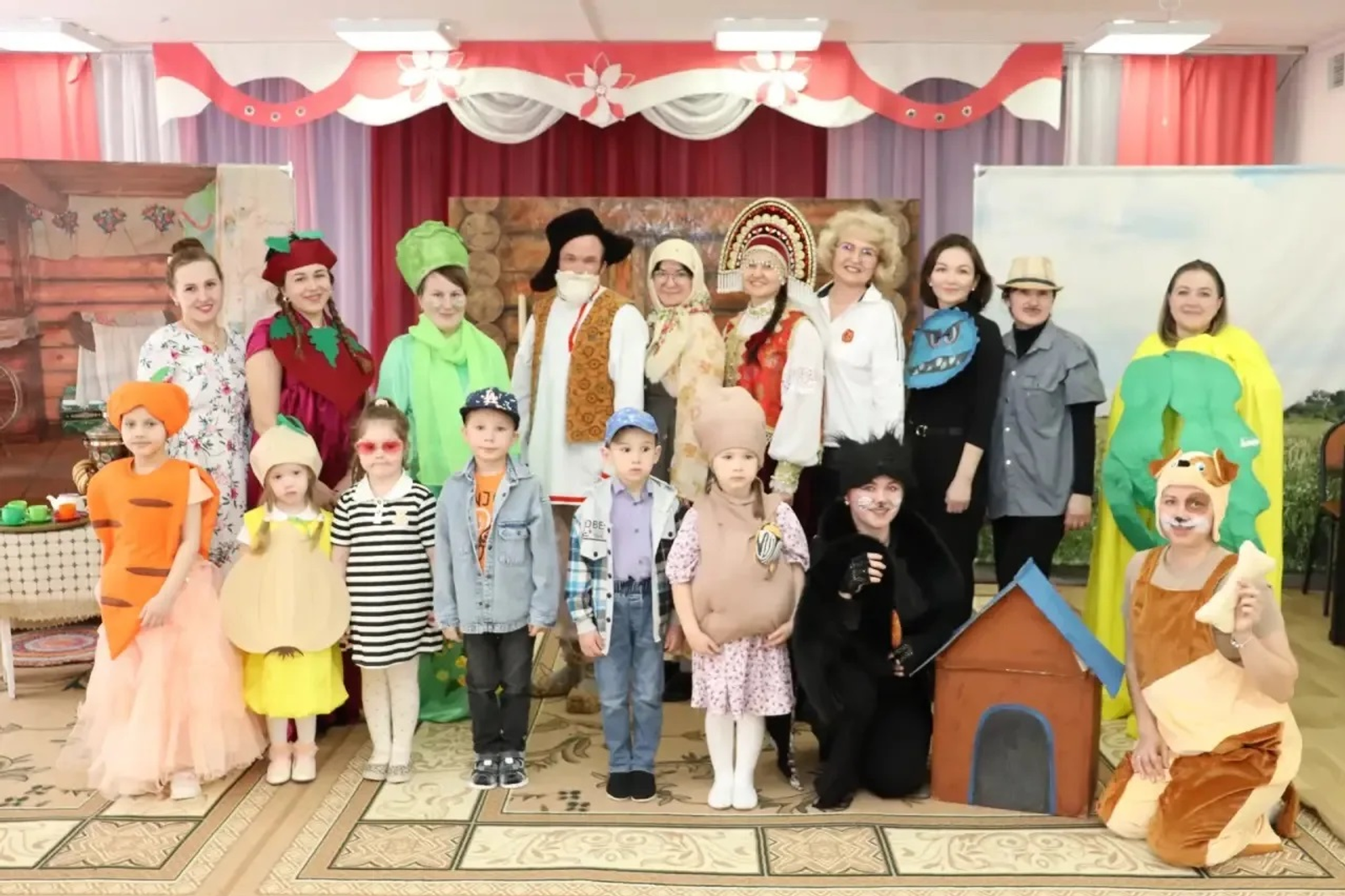 Ата-әсәләр балалар менән әкиәт сәхнәләштерә