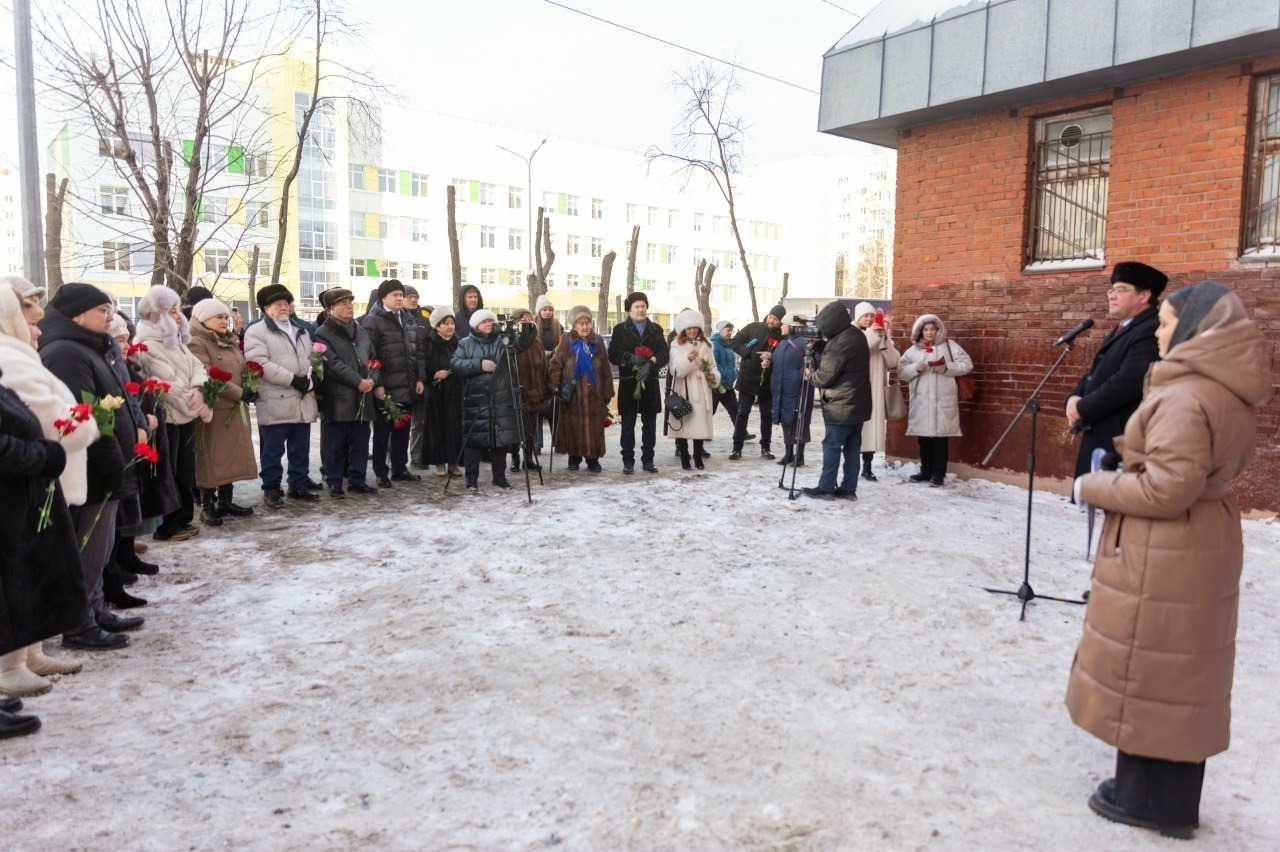 Баш ҡалала телсе-ғалим Фирҙәүес Хисаметдиноваға мемориаль таҡтаташ асылды