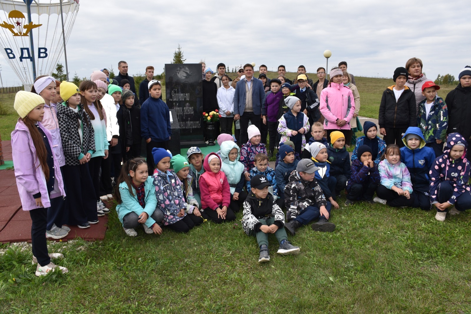 В парке «Яшлек» с. Аскино Республики Башкортостан высадили аллею Педагога и наставника