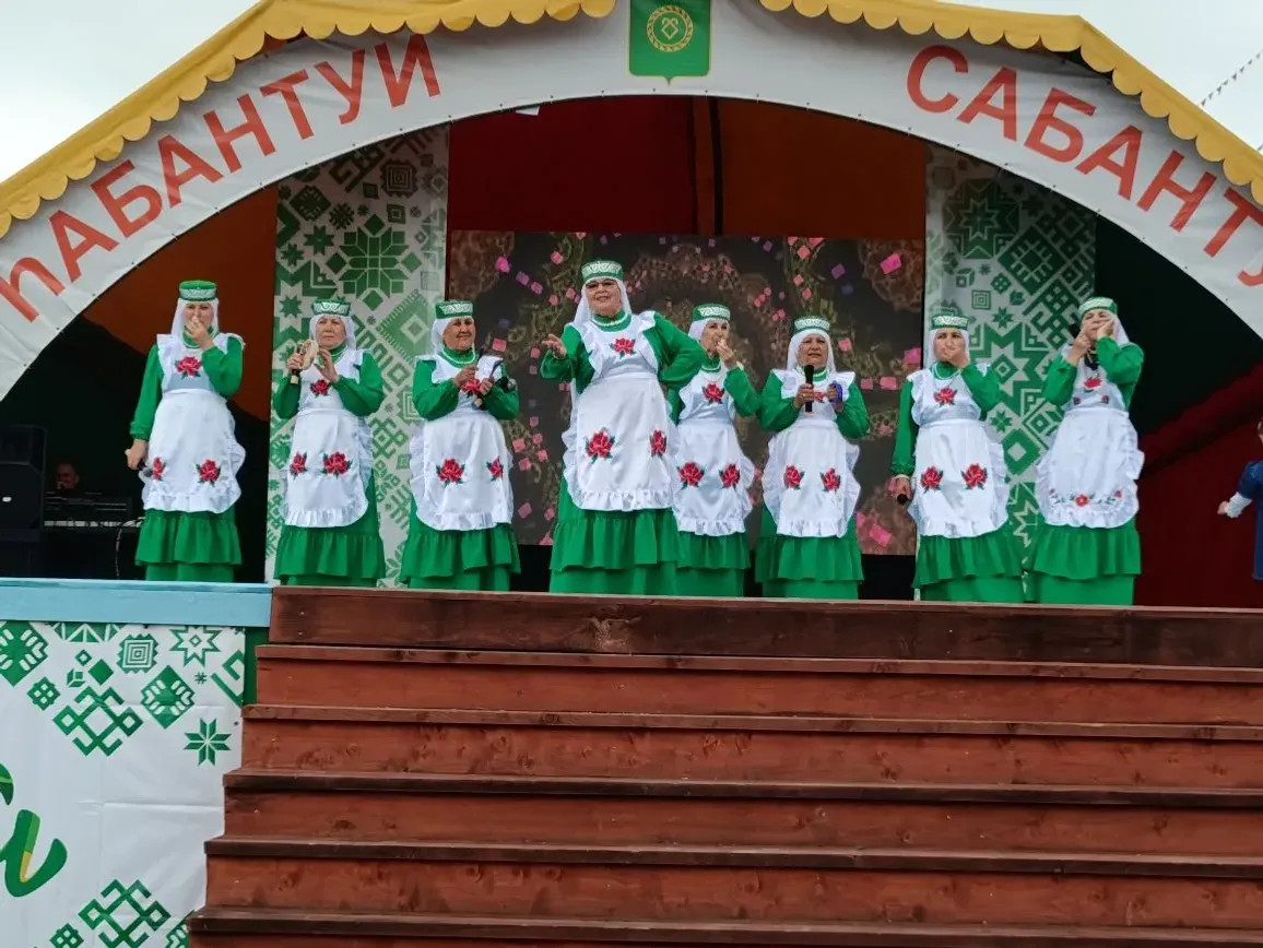 Һабантуйҙың концерт программаһы йыр-бейеү байрамына әүерелде