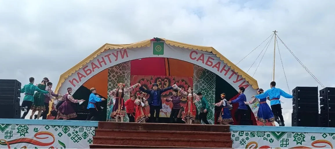 Һабантуйҙың концерт программаһы йыр-бейеү байрамына әүерелде