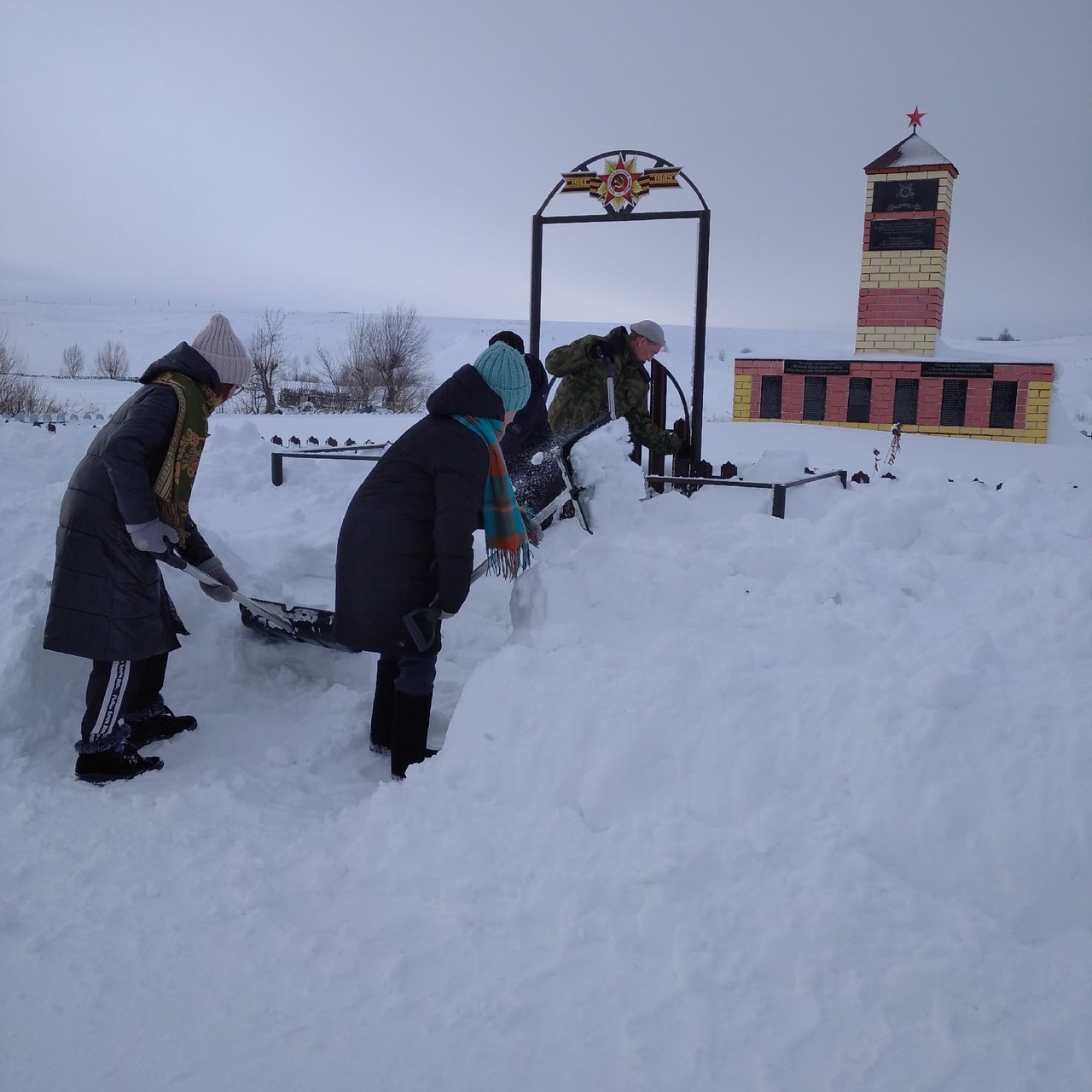 Волонтеры Мишкинского района приводят в порядок памятники и обелиски участникам Великой Отечественной войны